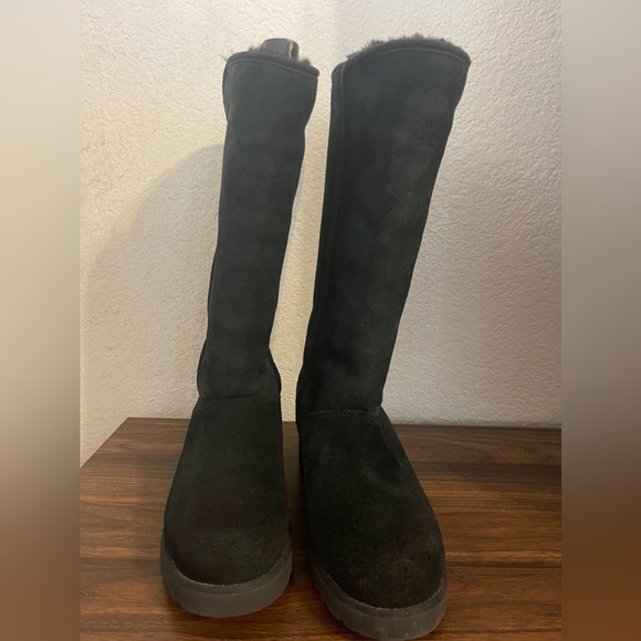 Ugg tall boot with platforms. Size US 5 - Picture 2 of 8